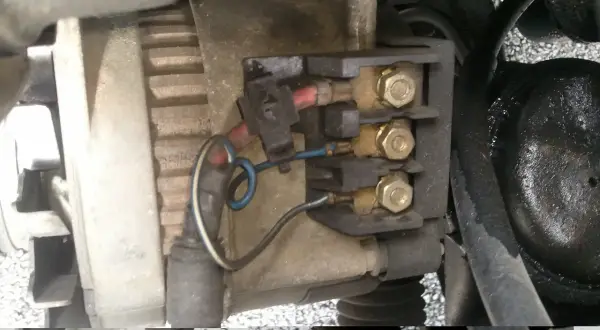 Alternateur de voiture avec fils connectés. Aide à diagnostiquer comment savoir si batterie HS ou alternateur.