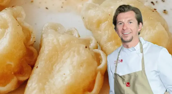 Szef kuchni prezentuje pyszne pierogi z serem, idealne na polski obiad.