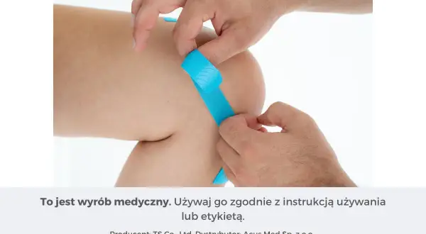 Aplikacja plastra kinezjoterapeutycznego na kolano, pomagająca w problemach z wiotkością stawów.