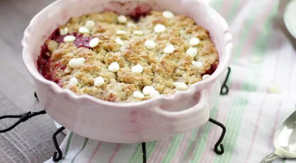 En nybakad hallonpaj med vit choklad, perfekt för ett mysigt fika. Detta hallonpaj recept är en favorit!