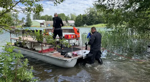 Ratownicy na pomoście przy Jeziorze Hańcza przygotowują sprzęt. To jedna z atrakcji tego miejsca, gdzie można podziwiać podwodny świat.
