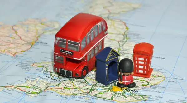 Miniaturowy czerwony autobus, budka telefoniczna i żołnierz na mapie Londynu. Ile trwa rozszerzony angielski? Tyle, ile trwa podróż po Wielkiej Brytanii!