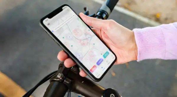 Aplikacje do jazdy na rowerze na smartfonie pokazują mapę z punktami zainteresowania.