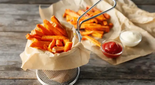 Chrupiące frytki z batata, idealne do pieczenia, podane z keczupem i majonezem.