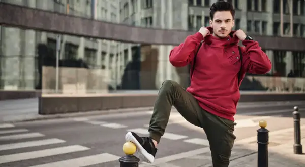Jak nosić bluzy oversize? Stylowe triki dla każdej sylwetki!