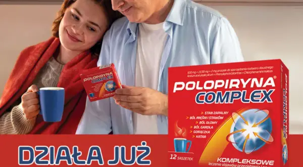 Para troskliwie trzyma kubek z herbatą, podczas gdy mężczyzna pokazuje opakowanie Polopiryna Complex, obiecując szybką ulgę w objawach przeziębienia.