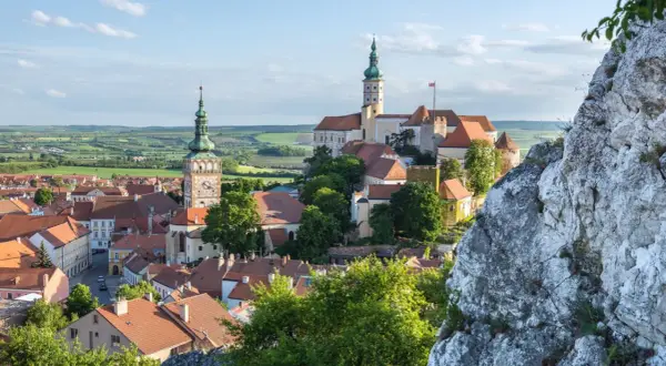 Blick auf eine malerische Stadt mit Kirchturm und Schloss, ein echter Geheimtipp Tschechien Urlaub.