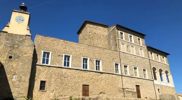 Antico palazzo con torre dell'orologio a Ischia di Castro, cosa vedere in questo borgo storico.