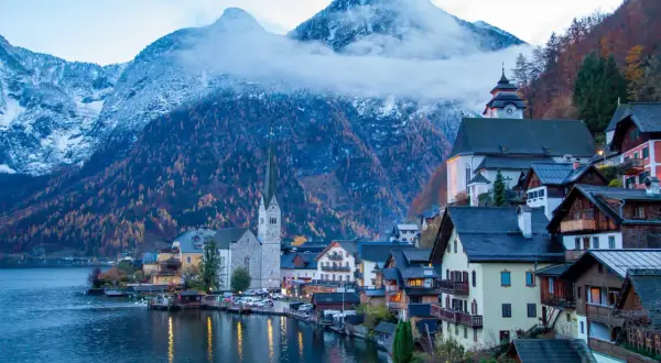 Hallstatt, Austria. Ciekawostki o tym malowniczym miasteczku obejmują jego położenie nad jeziorem i otoczenie gór.