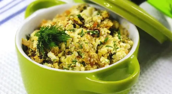 Pyszna pasta z łososia z jajkiem i koperkiem, podana w zielonej miseczce.