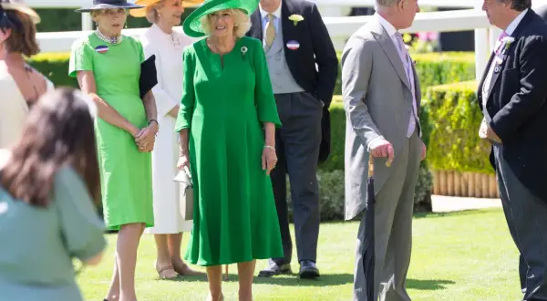 Königliche Gäste in grünen Kleidern und Zylindern, die den Royal Ascot Dresscode befolgen.