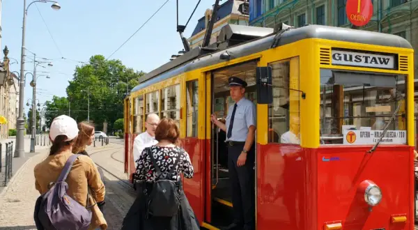 Wrocław jak dojechać z dworca na rynek? Wsiądź do zabytkowego tramwaju "Gustaw" z motorniczym.