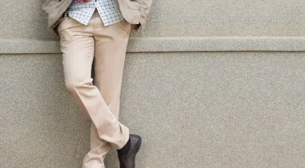 Stylizacje męskie ze spodniami khaki: 10 modnych inspiracji