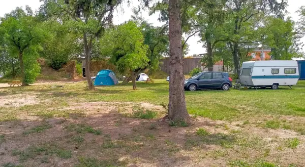 Ile kosztuje postawienie przyczepy kempingowej nad jeziorem? Sprawdź ceny!
