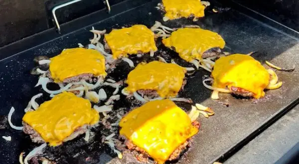 Co to smash burger? Odkryj sekrety idealnego burgera z grilla