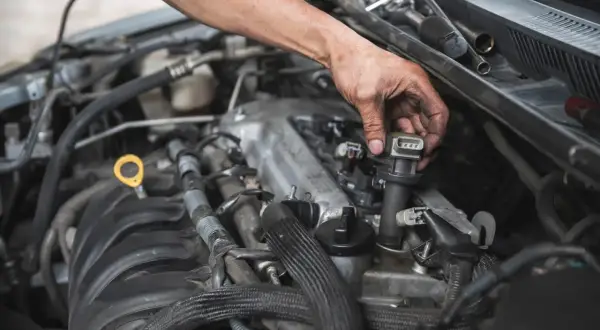 Mechanik wymienia cewkę zapłonową, co może być rozwiązaniem problemów z nierówną pracą silnika. Objawy awarii cewki zapłonowej są różne.