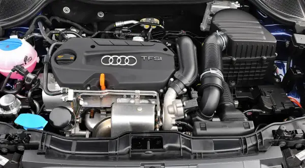 Silnik Audi 55 TFSI. Turbosprężarka i układ dolotowy widoczne w komorze silnika.