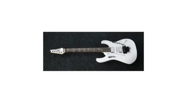 Biała gitara elektryczna Ibanez JEMJR-WH z czarnymi przetwornikami i ozdobnym gryfem. Idealna do rockowych riffów.