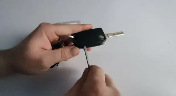 Wymiana baterii w kluczyku Skoda: Zrób to sam! Poradnik krok po kroku