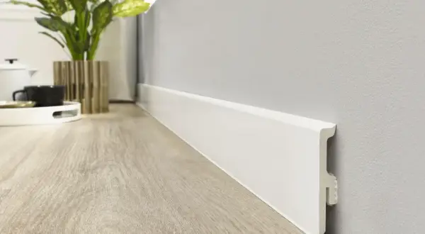 Rodapiés blancos modernos, un detalle clave en la decoración actual.
