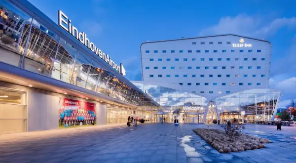 Nowoczesne lotnisko w Eindhoven z hotelem Tulip Inn. Czy na lotnisku w Eindhoven można palić? Sprawdź regulamin przed podróżą.
