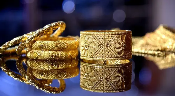 Brazaletes de oro con intrincados diseños florales, perfectos para saber como saber si es oro de 18k o 24k.