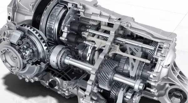 Przekładnia PDK, czyli Porsche Doppelkupplung, to zaawansowany system dwusprzęgłowy. Widzimy jej wewnętrzną budowę z licznymi zębatkami i elementami hydraulicznymi.