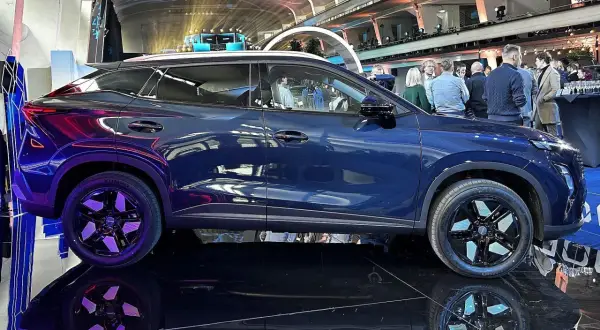 Błękitny Omoda 5 na wystawie, z widocznymi detalami nadwozia i felg. Wymiary tego SUV-a robią wrażenie.