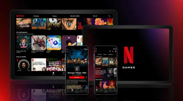 Na ekranach tabletów i smartfonów widać interfejs aplikacji Netflix z grami mobilnymi, w tym "Stranger Things". Odkryj nowe **Netflix gry**!