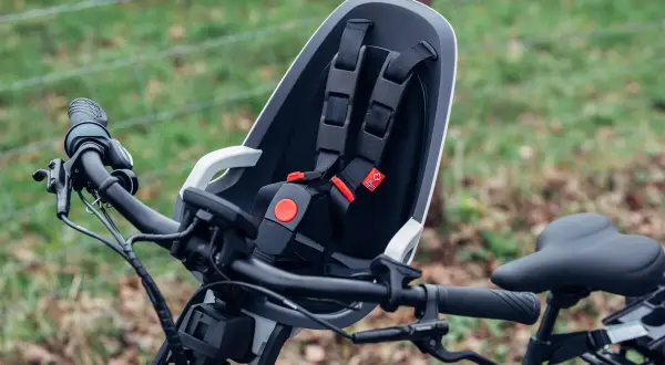 Moderner Kindersitz für das Fahrrad vorne, erlaubt sichere Ausflüge mit dem Nachwuchs.