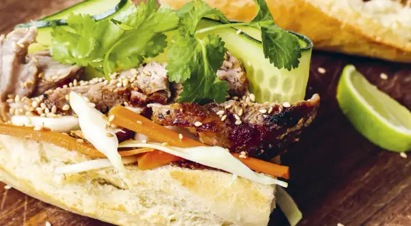En saftig banh mi med grillat kött, krispiga grönsaker och färska örter. En perfekt kombination av smaker och texturer.