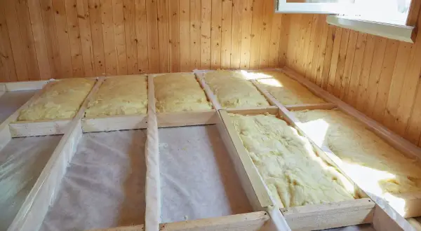 Struttura in legno per isolare pavimento con lana di vetro.