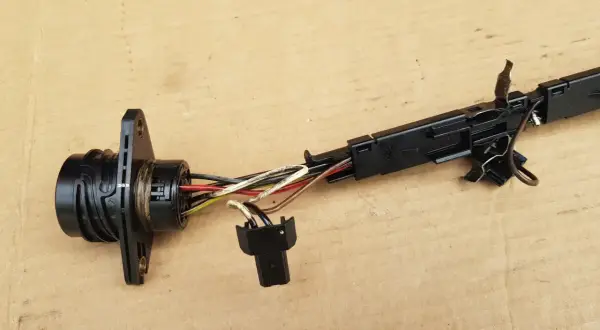 Element układu elektrycznego z wieloma przewodami. Może posłużyć do diagnostyki, jak sprawdzić regulator napięcia.