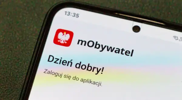 Aplikacja mObywatel na telefonie. Sprawdź, co daje legitymacja nauczyciela w cyfrowej formie.