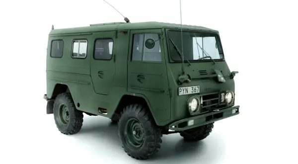 Grön militärbil, en Volvo Valp, står redo för äventyr.