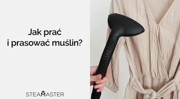 Ręka trzyma parownicę przy beżowej sukience z muślinu. Czy muślin się gniecie? Parownica Steamaster pomoże!