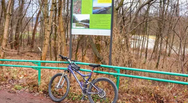 Rower górski przy tablicy informacyjnej o trasie rowerowej Żywiec.