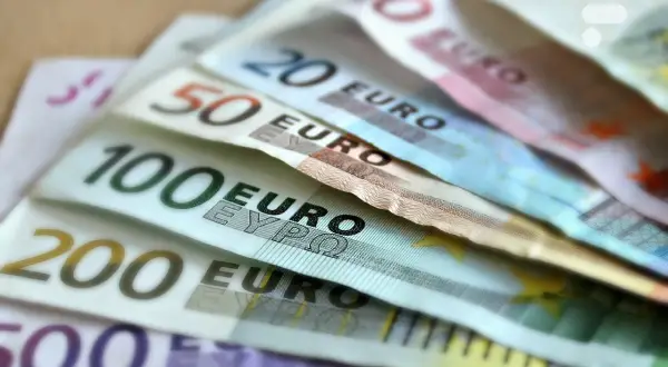 Billets d'euros de différentes valeurs. Pensez à vérifier la liste pays roaming Bouygues avant votre voyage.