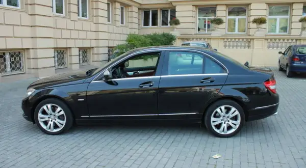 Mercedes W204 używany: Warto kupić? Pułapki i koszty