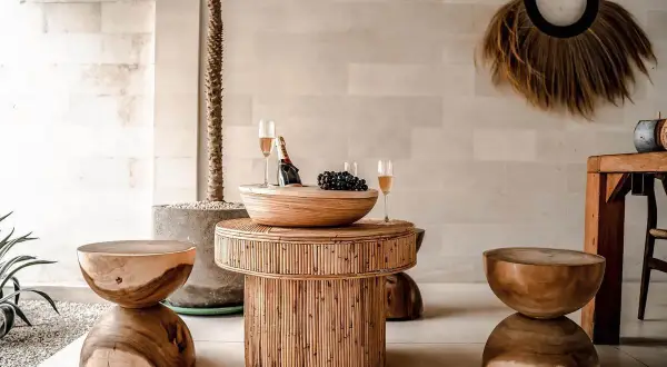 Stolik z rattanu, idealny do salonu, prezentuje się świetnie. Zastanawiasz się, czym pomalować rattan? Ten mebel zachwyca naturalnym pięknem.