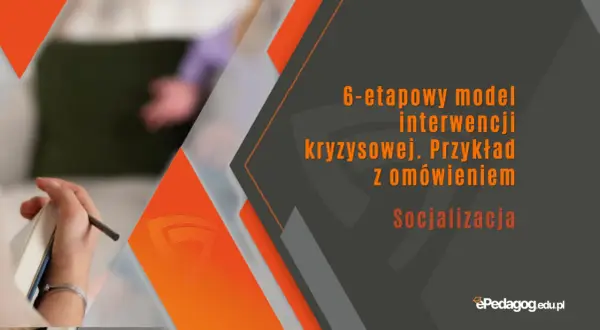 6-etapowy model interwencji kryzysowej: przykład z omówieniem. Socializacja. Dłoń z ołówkiem nad notatnikiem.