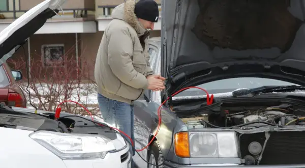 Jak otworzyć auto z rozładowanym akumulatorem? Proste sposoby