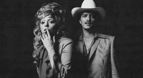 Lady Gaga z papierosem i Bruno Mars w kapeluszu. Tekst "die with a smile" idealnie pasuje do ich stylizacji.