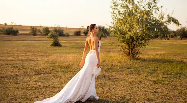 Jak podpiąć tren sukni ślubnej - proste sposoby na eleganckie mocowanie