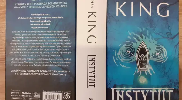 Okładka książki "Instytut" Stephena Kinga. Mroczna grafika z łódką na wodzie i tajemniczą wieżą w tle.