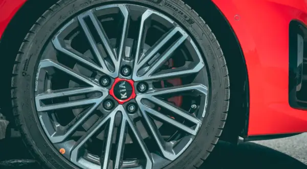 Felga Kia GT z czerwonym akcentem i logo Kia.