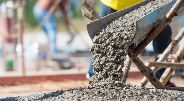 Ile żwiru na metr betonu? Odkryj kluczowe proporcje dla B15, B20, B25