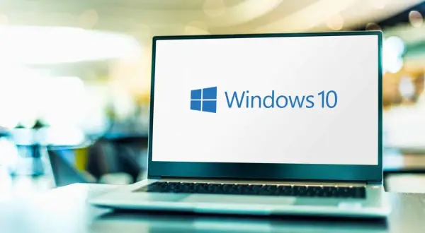 Laptop z logo Windows 10. Dowiedz się, jak zrobić screena na laptopie, by uwiecznić ważne momenty.