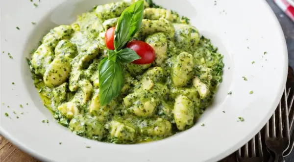 Gnocchi z pesto: Z czym podawać? Odkryj idealne połączenia!