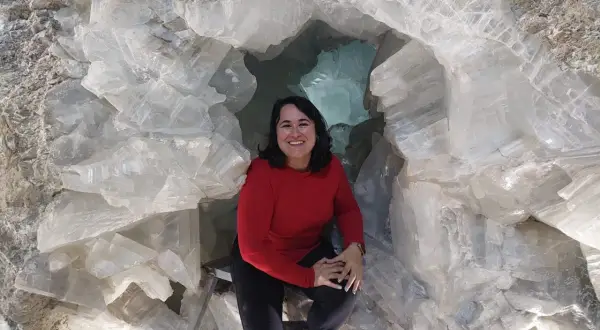 Una mujer sonríe dentro de la Cueva de los Cristales, una maravilla natural que ver en Pulpí.